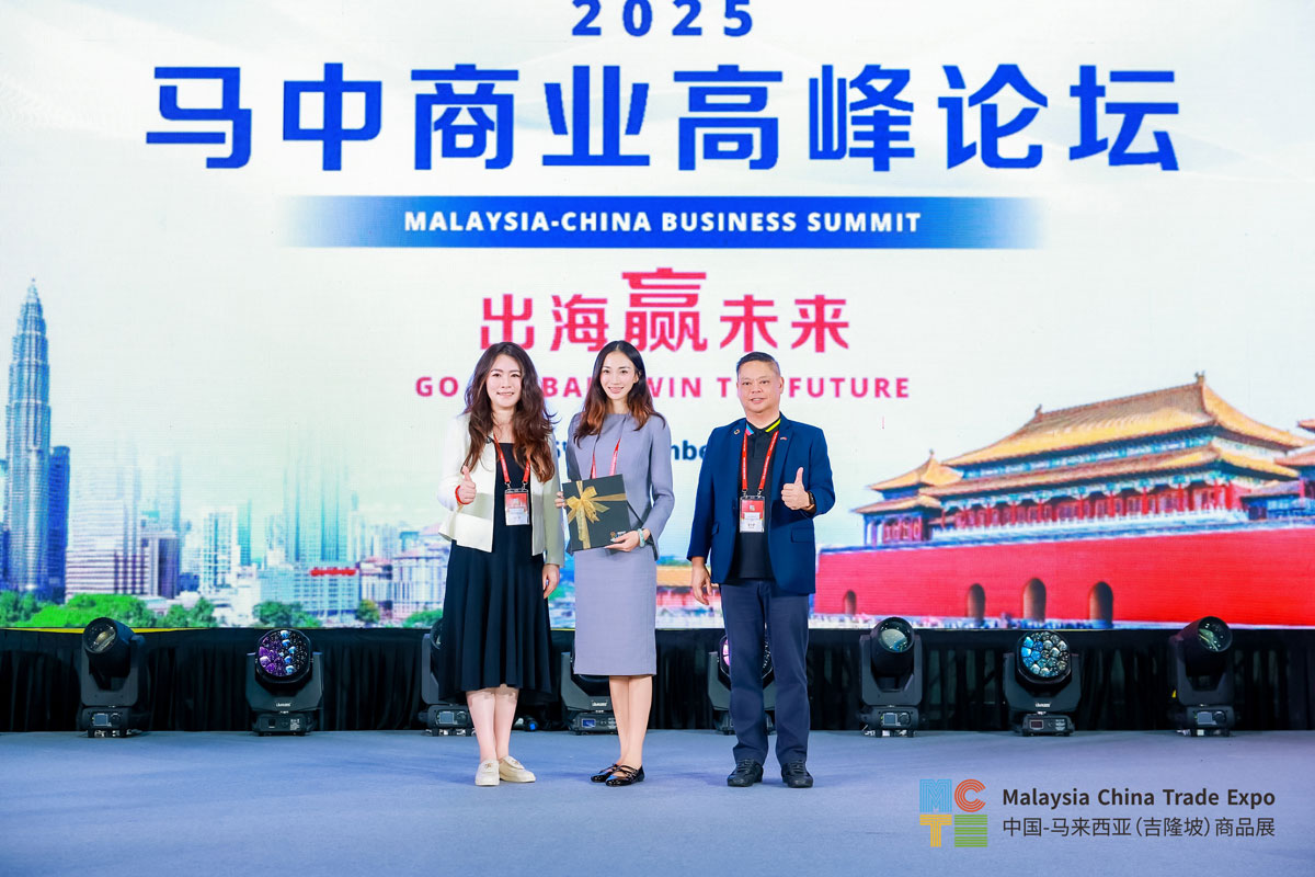 Awarding DMD's CMO Zhao Jing